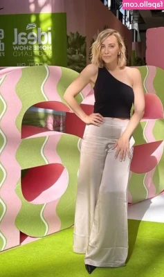 Laura Hamilton [ laura-hamilton ] - Watch our pussies glisten in the light  This video was so hot to