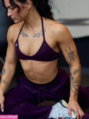 Kelly Matthews - Losers and gentlelosers, I present to you: thighs.