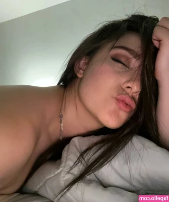 Daniela Flores [ daniela-flores ] - Foto von meiner Muschi und meinen Füßen in Crotchless Panties      