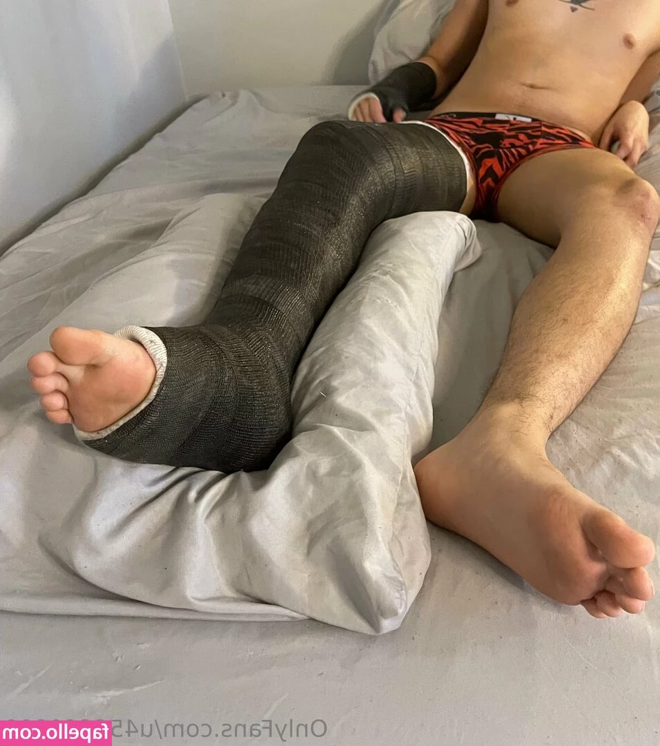 u456660899 - Come here loser ,serve my soles with your tongue 👅💦