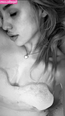 Sara Dodevska [ sara-dodevska ] - Festive  amp  petite   What do you want to do to me