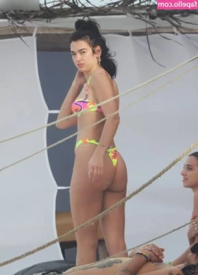 Dua Lipa [ dua-lipa ] - Show motion wet t shirt from the side….the water makes my nipple so