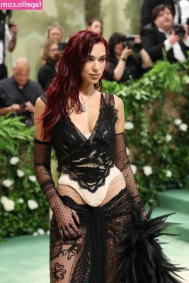 Dua Lipa [ dua-lipa ] - levando um solzinho  alguém queria tá por aqui