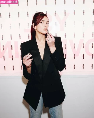 Dua Lipa [ dua-lipa ] - Same glasses but who s really looking at those part 1