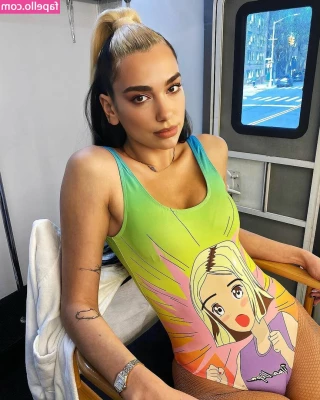 Dua Lipa [ dua-lipa ] - Selfies at the beauty salon