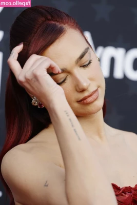 Dua Lipa [ dua-lipa ] - Triple dildo insertion and my wand, Oh My! did I work up a sweat part 1