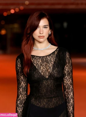Dua Lipa [ dua-lipa ] - Wouldn’t wanna break eye contact like this😼