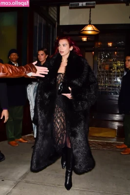 Dua Lipa [ dua-lipa ] - Fresh mani and pedi