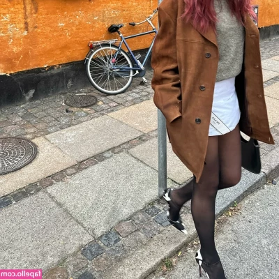 Dua Lipa [ dua-lipa ] - Daddy loves taking pics of me