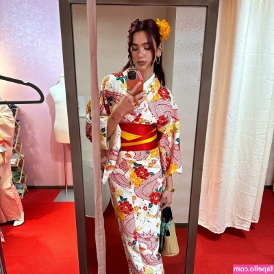 Dua Lipa [ dua-lipa ] - whats hiding under oversize