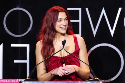Dua Lipa [ dua-lipa ] - Te is alaposan megdugnál ebben a pózban
