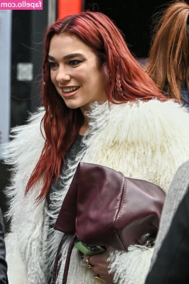Dua Lipa [ dua-lipa ] - Feet and sexy shoes