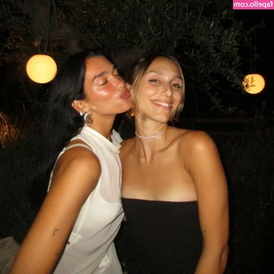 Dua Lipa [ dua-lipa ] - Conoce un poco mas de la Tiroides  situada en el cuello  Es una