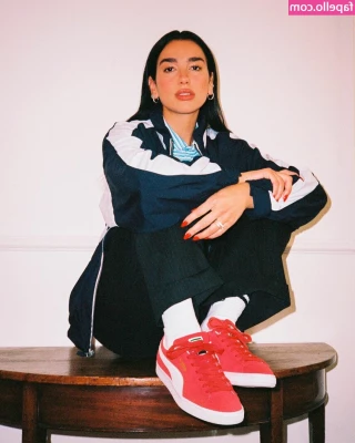 Dua Lipa [ dua-lipa ] - He sets off the beauty in her