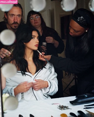 Dua Lipa [ dua-lipa ] - just some booty for U  lmk how much you like it in the comments 💕