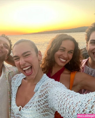 Dua Lipa [ dua-lipa ] - Anyone wanna unwrap me for Christmas this year