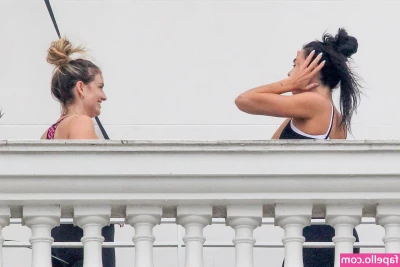 Dua Lipa [ dua-lipa ] - TOPLESS QUICK FACE MASSAGE WITH HEART STRETCHING INTUITIVE MOVEMENTS