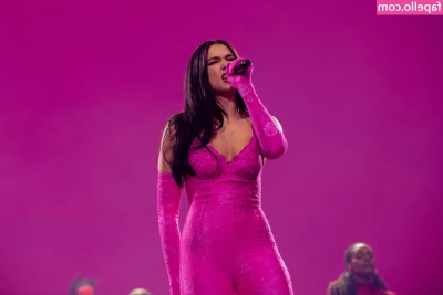 Dua Lipa [ dua-lipa ] - What color was the wall
