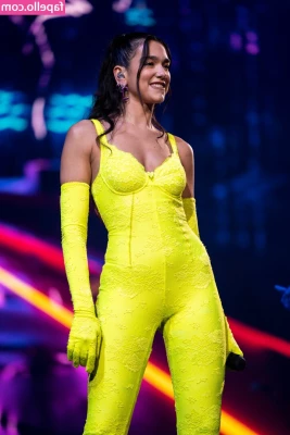 Dua Lipa [ dua-lipa ] - Me encanta usar mí lengua    Cuál crees que es lo que más me gusta