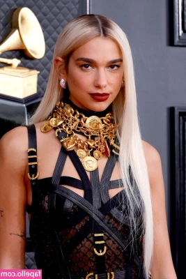 Dua Lipa [ dua-lipa ] - Honestly all I want this fall is for a  XENOMORPH MOMMY  to hunt me