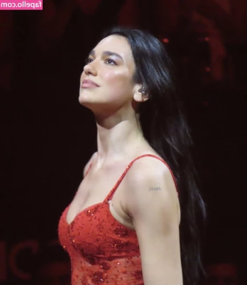 Dua Lipa [ dua-lipa ] - Can anyone help me put on some sun screen  Protection is super