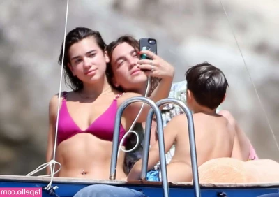 Dua Lipa [ dua-lipa ] - Some sexy bath feet