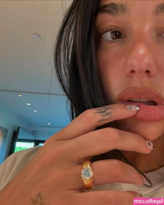 Dua Lipa [ dua-lipa ] - I m not joking when I say I have freakishly long toes  see for