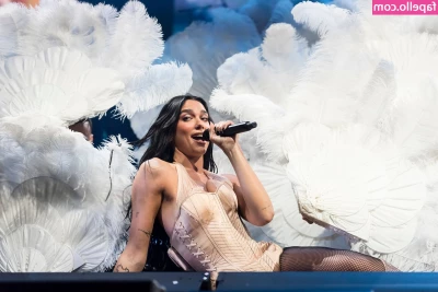 Dua Lipa [ dua-lipa ] - Handfuls, mouthfuls I don't care just touch them 🤤