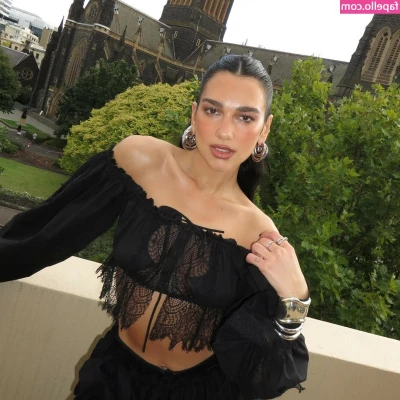 Dua Lipa [ dua-lipa ] - Comme une envie de me dénudée un peu plus  venez en privé