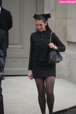 Dua Lipa [ dua-lipa ] - Barefeet, natural toenails and sweatpants. part 1