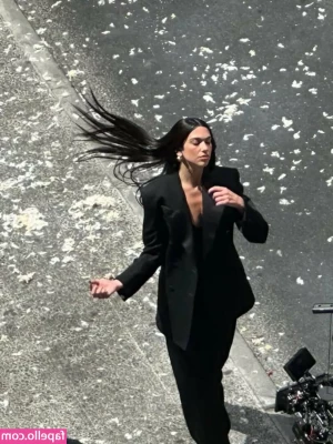 Dua Lipa [ dua-lipa ] - Arch that mf back part 1
