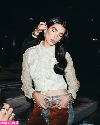 Dua Lipa [ dua-lipa ] - Christmas booty? 😇🍭