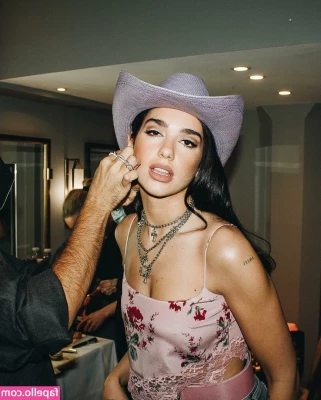 Dua Lipa [ dua-lipa ] - Tanning today lol my booty is gonna b sore part 1