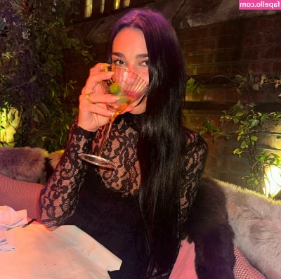 Dua Lipa [ dua-lipa ] - Tratando de ser sensual