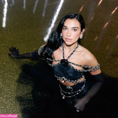 Dua Lipa [ dua-lipa ] - Kiss me under the mistletoe 😘