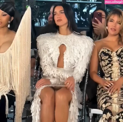 Dua Lipa [ dua-lipa ] - Finally the long awaited shopping time. What a day it's gonna be