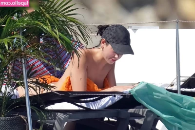 Dua Lipa [ dua-lipa ] - Another topless pic