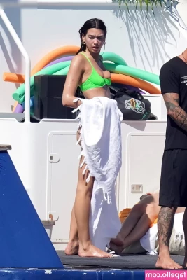 Dua Lipa [ dua-lipa ] - Fresh and ready to sit on your face