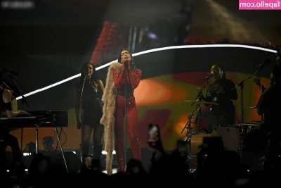 Dua Lipa [ dua-lipa ] - Masturbating with my 🦶🦶up. Happy hump day! 💜