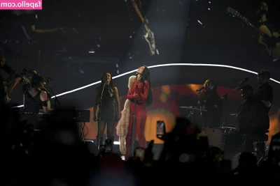 Dua Lipa [ dua-lipa ] - Hello everyone   Do you prefer tape or rope for tying     Foto 