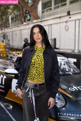 Dua Lipa [ dua-lipa ] - I wonder how it would feel like to kiss her pussy, work it with my part 1