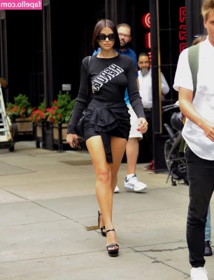 Dua Lipa [ dua-lipa ] - Not really sure what kind of pose this is but it’s cute