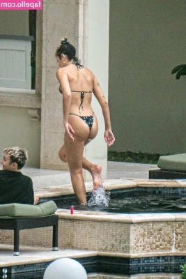 Dua Lipa [ dua-lipa ] - I think the sun and the atmosphere of the island feel good to me   Je