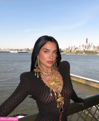 Dua Lipa [ dua-lipa ] - Fotitos en playa part 4
