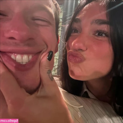 Dua Lipa [ dua-lipa ] - Hello everyone   Do you prefer tape or rope for tying     Foto  part 1