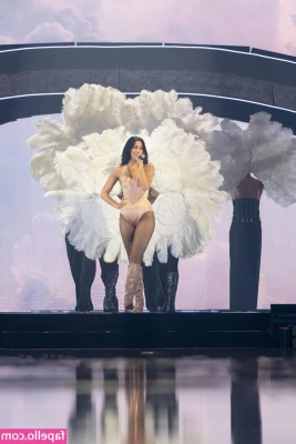 Dua Lipa [ dua-lipa ] - Dinner time x click to see me without the bikini   https onlyfans com