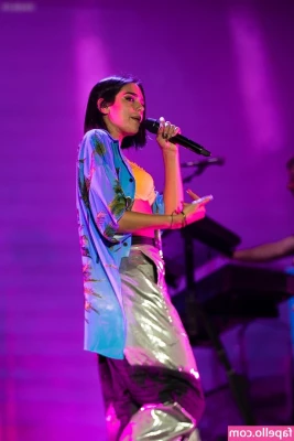 Dua Lipa [ dua-lipa ] - need something to sit on