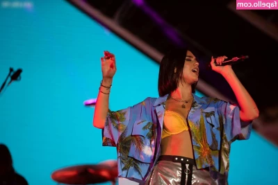 Dua Lipa [ dua-lipa ] - no matter how you hold ‘em, they’re pretty impressive :3 part 1