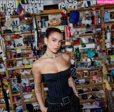 Dua Lipa [ dua-lipa ] - El hombre se levantó y se quitó la ropa  revelando su cuerpo part 1