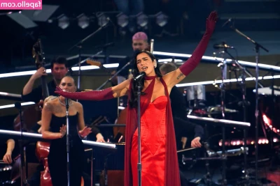 Dua Lipa [ dua-lipa ] - Bonjour mes fans et soumis de mes somptueux pieds  Découvre mes
